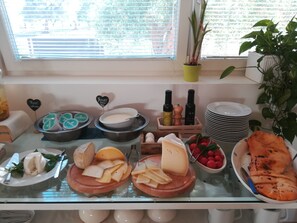 Tägliches Frühstücksbuffet gegen Gebühr