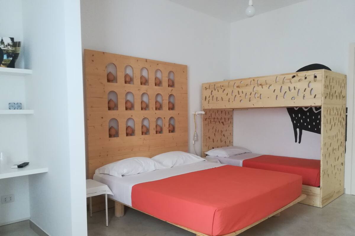 Kamar Quadruple Ekonomi | Meja kerja, kedap suara, Wi-Fi gratis, dan seprai linen