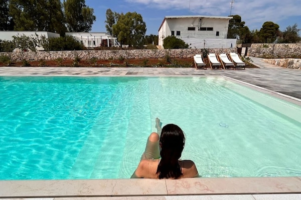 Piscina externa sazonal, funciona das 8h30 às 20h, guarda-sóis