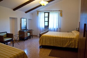 Habitación doble | Tabla de planchar con plancha, camas extra, wifi gratis y ropa de cama