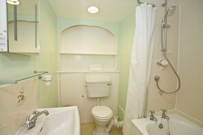 Bathroom - A Place Like Home - Two Bedroom Apartment in Knightsbridge (London)