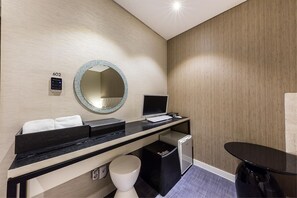 Rom – deluxe, 1 queensize-seng, røyk, badekar | Sengetøy av topp kvalitet, skrivebord, wi-fi (inkludert) og sengetøy