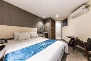 Deluxe Room, 1 Queen Bed, Smoking, Bathtub | Premium bedding, desk, free WiFi, bed sheets - Hotel The Blue Cheonho (Seoul)
