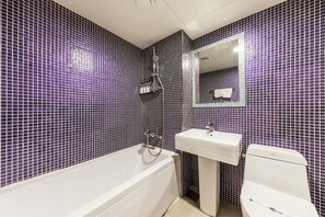 Deluxe Room, 1 Queen Bed, Smoking, Bathtub | Bathroom | Free toiletries, hair dryer, bathrobes, slippers - Hotel The Blue Cheonho (Seoul)