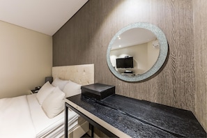 Deluxe Room, 1 Queen Bed, Smoking, Bathtub