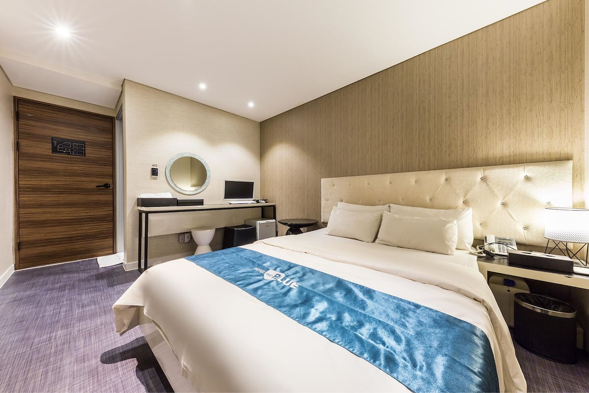 Deluxe-Zimmer, 1 Queen-Bett, Raucher, Badewanne | Hochwertige Bettwaren, Schreibtisch, kostenloses WLAN, Bettwäsche