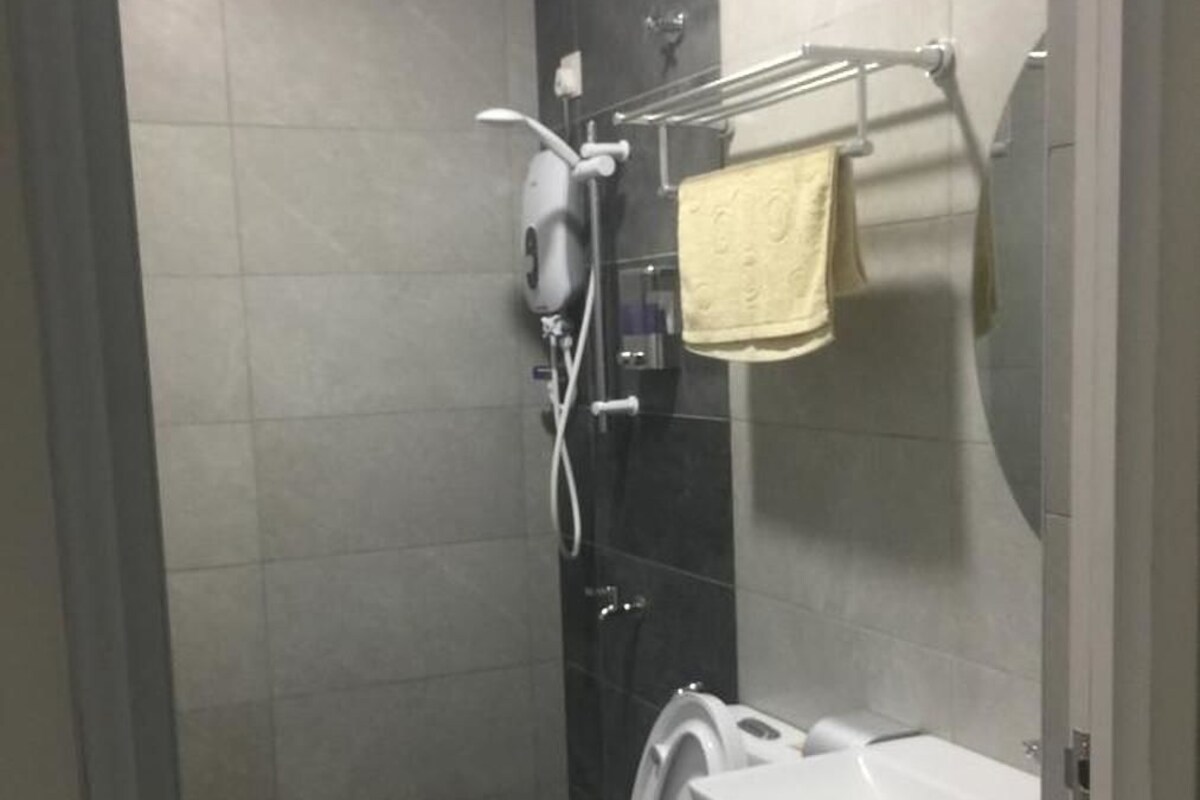 Shower, free toiletries, hair dryer