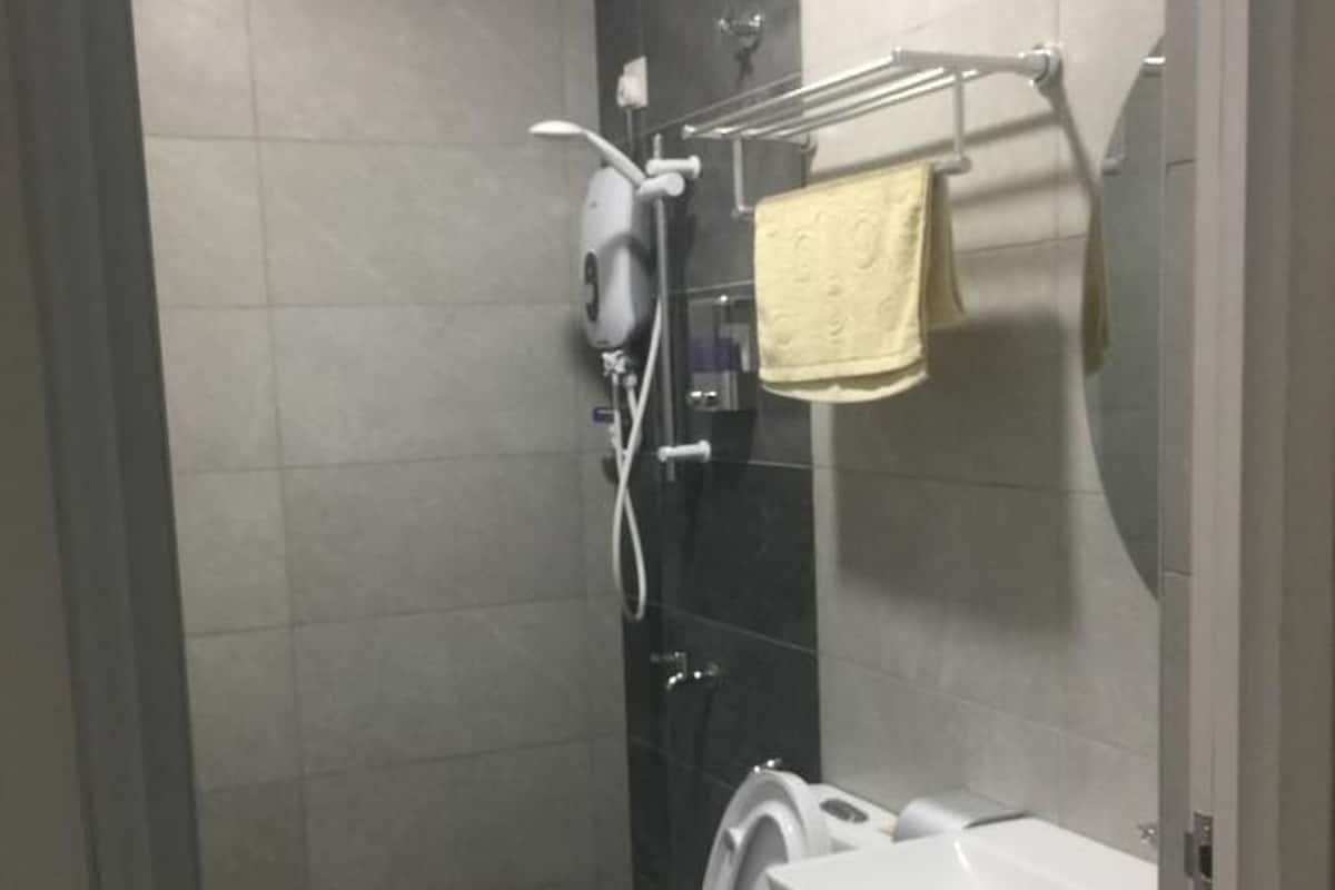 Shower, free toiletries, hair dryer
