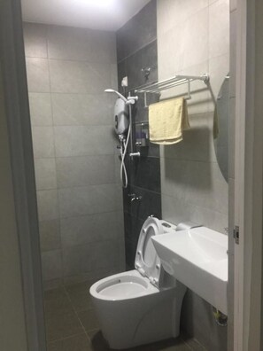 Douche, articles de toilette gratuits, sèche-cheveux