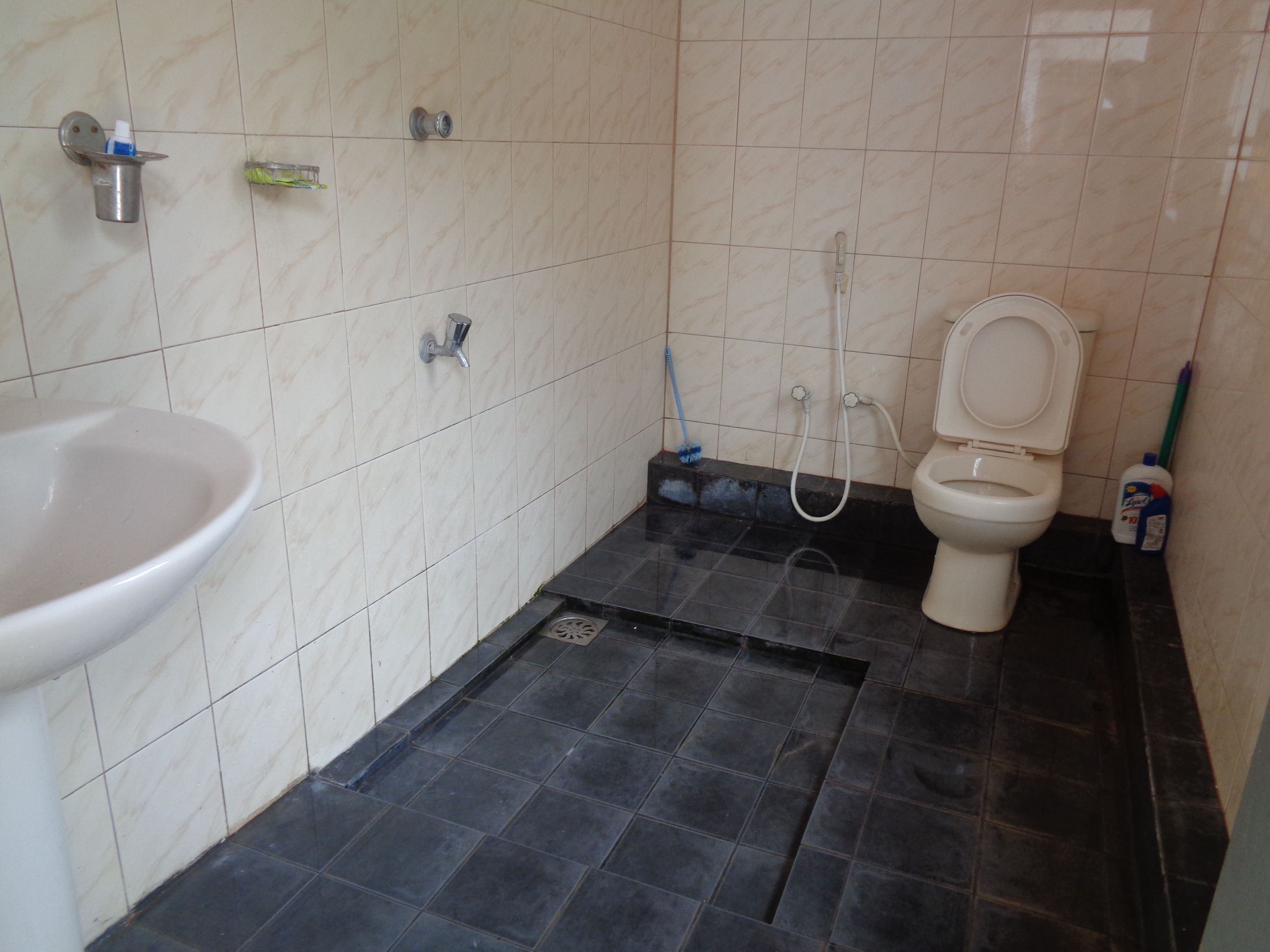 Chambre Double Économique pour 1 personne, 1 lit double, fumeurs, vue jardin | Salle de bain | Douche, articles de toilette gratuits, serviettes fournies