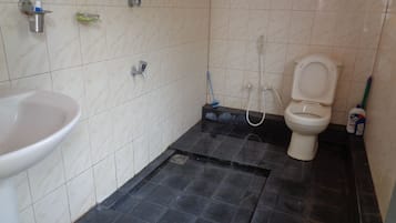 Chambre Double Économique pour 1 personne, 1 lit double, fumeurs, vue jardin | Salle de bain | Douche, articles de toilette gratuits, serviettes fournies