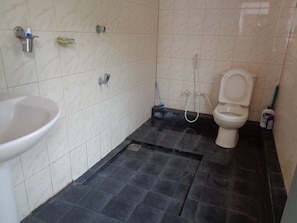 Economy Double Room Single Use, 1 Double Bed, Smoking, Garden View | Bathroom
