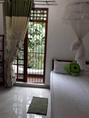 Quarto casal econômico de uso individual, 2 quartos, para fumantes, vista para o jardim | 1 quarto, escrivaninha, ferros/tábuas de passar roupa, Wi-Fi de cortesia