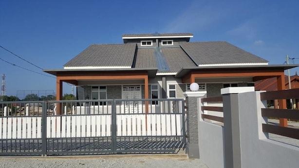 A modern two-story house with a grey roof, a garage, and a gated entrance. - JF Wadi Sofea Homestay (Kuala Terengganu)