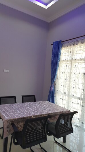 House, 4 Bedrooms | In-room dining