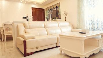 Schreibtisch, Verdunkelungsvorhänge, kostenloses WLAN