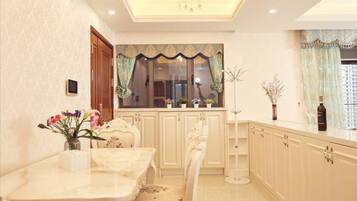 Schreibtisch, Verdunkelungsvorhänge, kostenloses WLAN