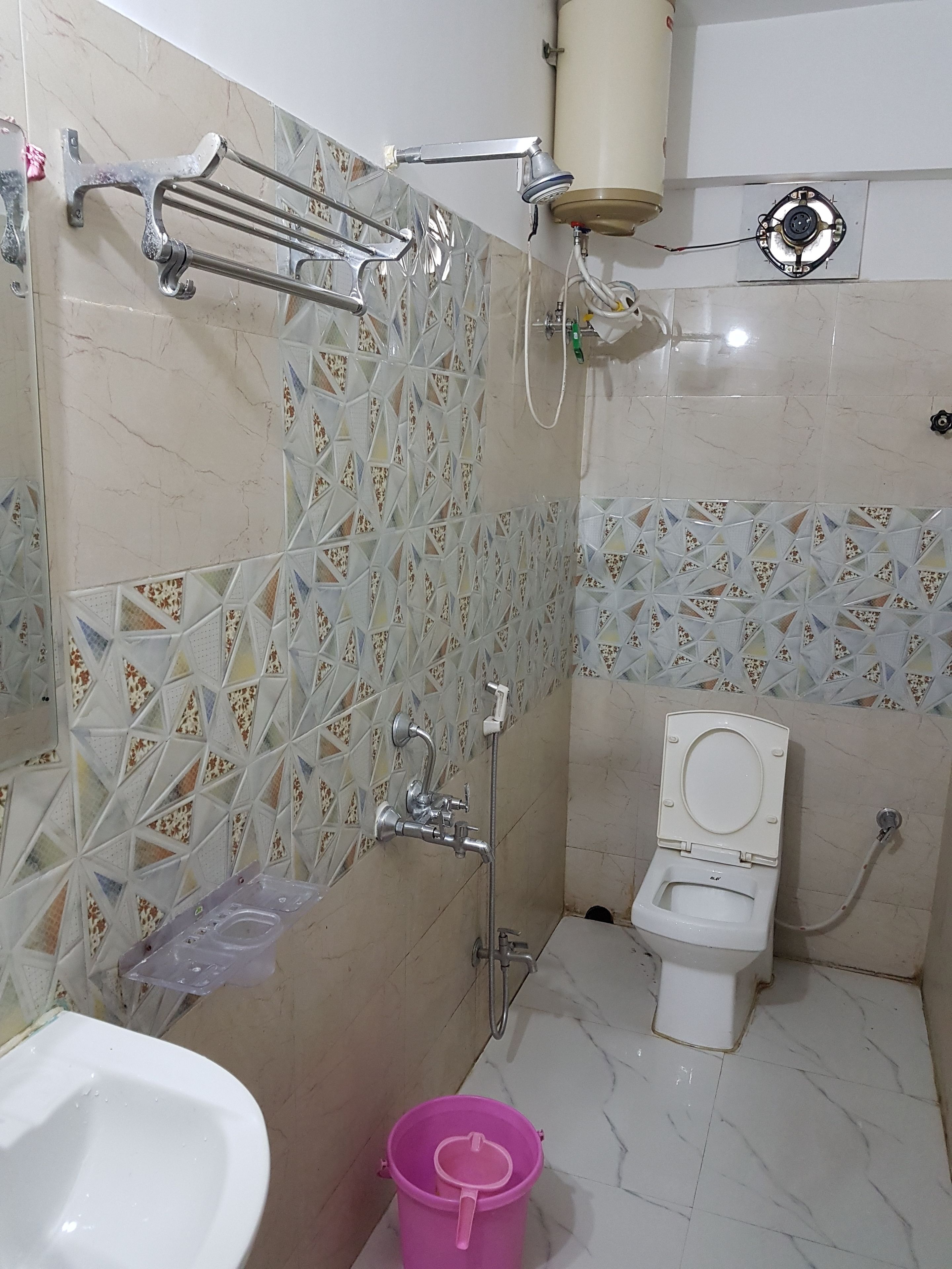 Shower, free toiletries