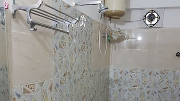 Shower, free toiletries