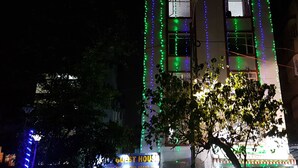 施設の正面 (日没後)