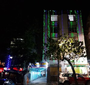 Vista frontal de la propiedad por la tarde o noche