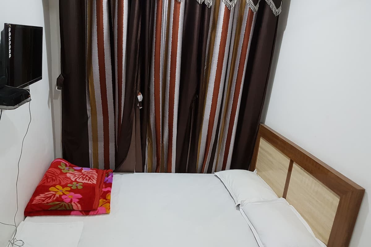 Meja kerja dan Wi-Fi gratis