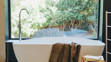 Double Room (La Quatre) | Bathroom | Shower, rainfall showerhead, free toiletries, hair dryer
