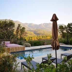 Piscine extérieure, parasols de plage, chaises longues