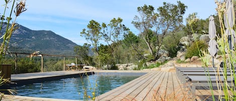 Außenpool, geöffnet von 08:00 Uhr bis 20:00 Uhr, Sonnenschirme