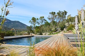 Piscina externa, funciona das 8h às 20h, guarda-sóis, espreguiçadeiras