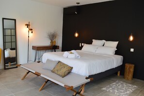 Minibar, in-room safe, individually decorated, individually furnished - Les Petites Maisons (Sotta)