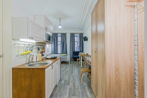 Con stile personalizzato, con arredamento individuale, una scrivania