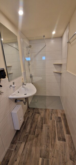 Comfort Apartment, Accessible, Ensuite | Bathroom - Feriendorf Fuchsberg (Schirgiswalde-Kirschau)