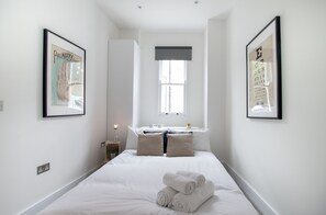 1 dormitorio, decoración individual, mobiliario individual y escritorio