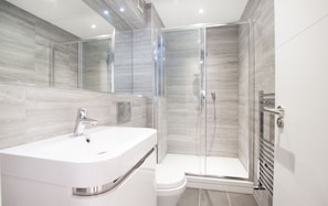 Bathroom - Greyhound Residences by Allô Housing (London)