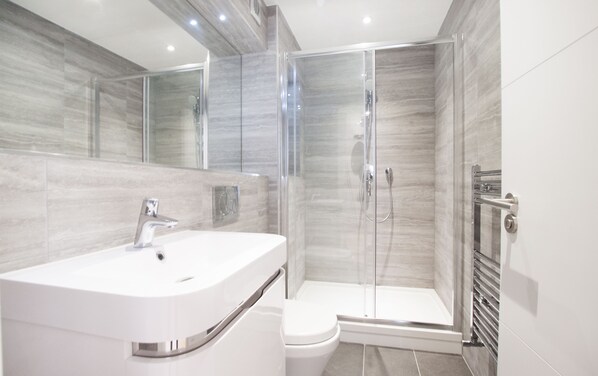 Ensemble baignoire-douche, articles de toilette (gratuits)