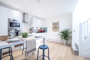 Apartament familiar, 3 dormitoris | Cuina privada | Frigorífic gran, microones, forn i placa de cuina