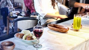 Un interior de restaurante con mesas, sillas y una zona de bar.