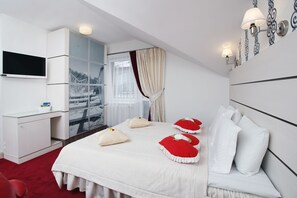 Estudio, 1 cama matrimonial y sofá cama | Ropa de cama de alta calidad y minibar 