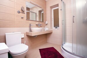 Habitación doble de lujo, 1 cama matrimonial y sofá cama | Baño | Regadera y amenidades de baño gratuitas 