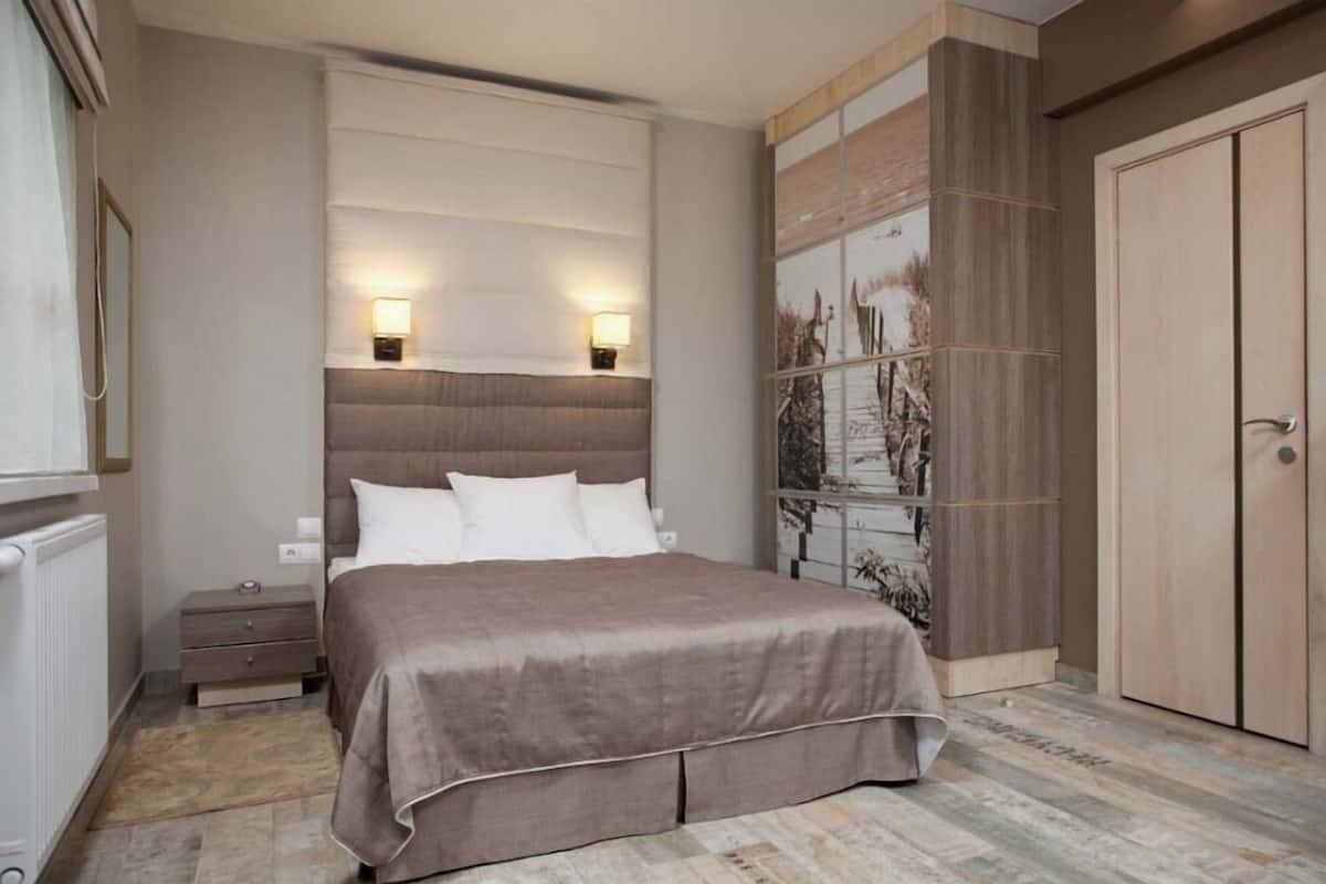 Apartamento standard, 1 cama de casal | Roupas de cama premium, frigobar, cofres nos quartos, escrivaninha