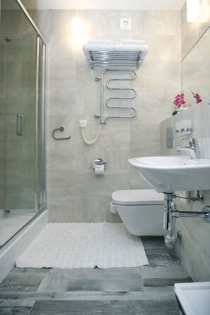 Standard Triple Room | Bathroom