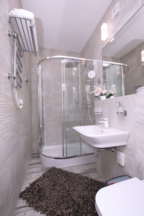 Shower, free toiletries