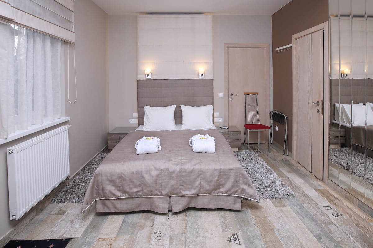 Quarto luxo, 1 cama de casal e sofá-cama | Roupas de cama premium, frigobar, cofres nos quartos, escrivaninha
