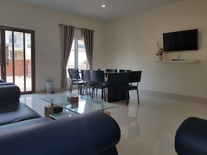 7-Bedroom Villa | 거실 공간 | 스마트 TV