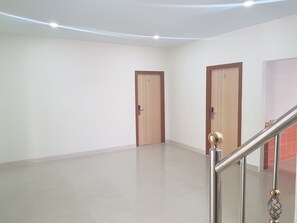 7-Bedroom Villa | 起居区 | 智能电视