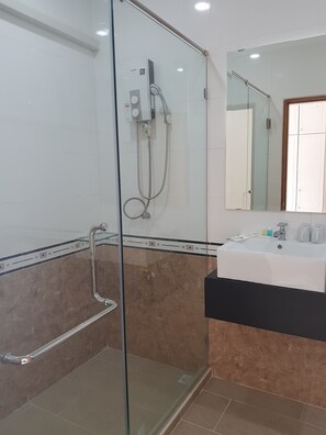 7-Bedroom Villa  | Bathroom | Deep-soaking bathtub, free toiletries, towels - TY Holiday 217 (Pattaya)