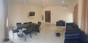 7-Bedroom Villa  | Living area | Smart TV - TY Holiday 217 (Pattaya)