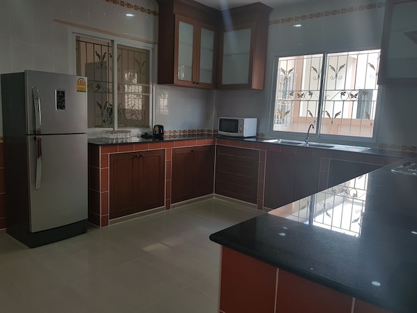 7-Bedroom Villa | 전용 주방 | 대용량 냉장고, 전자레인지, 전기 주전자, 조리 도구/접시/주방 기구