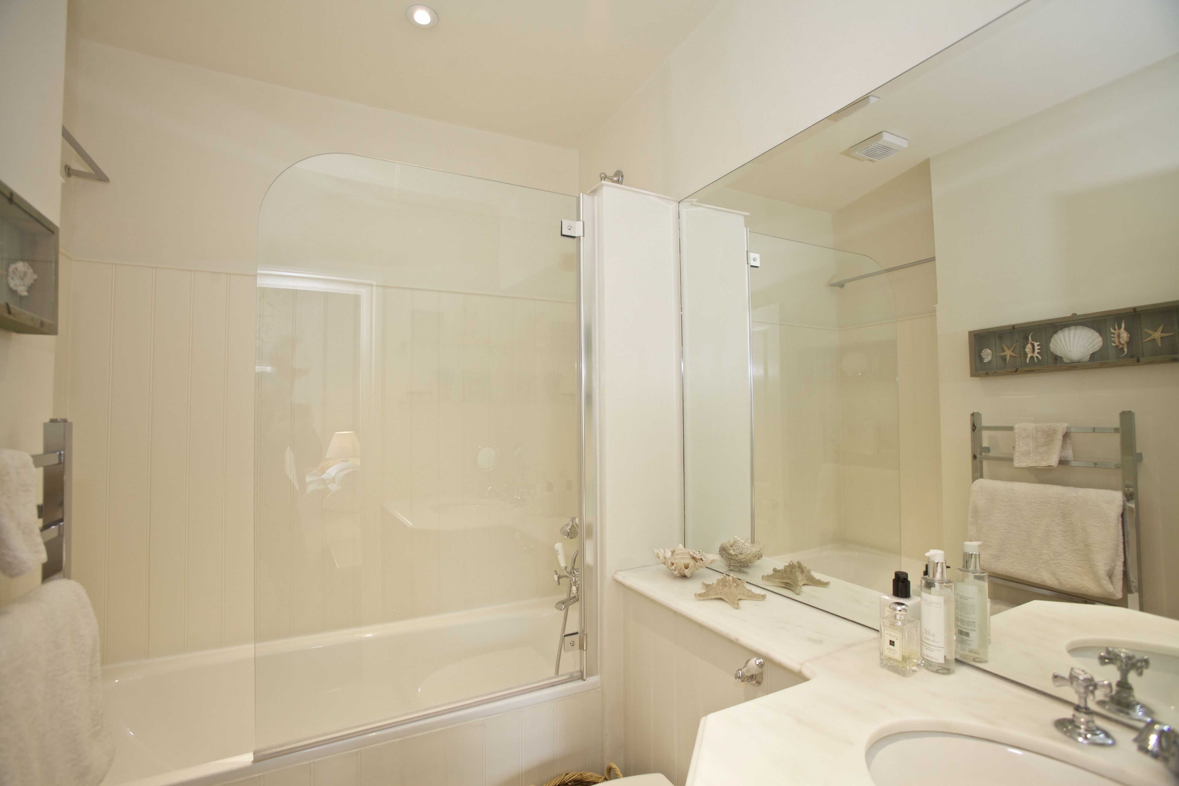 Appartement, 1 chambre | Salle de bain | Ensemble douche/baignoire, sèche-cheveux, serviettes fournies